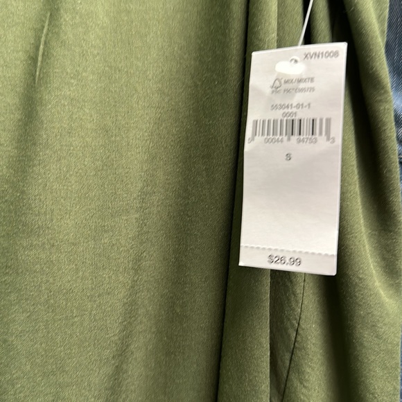 OldNavy NWT Small green v neck curved hem - Picture 5 of 5
